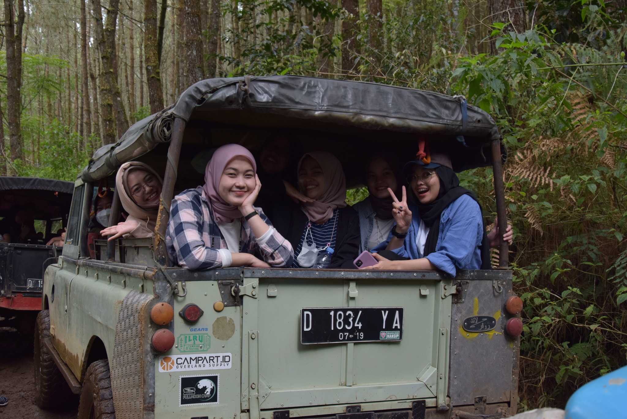 Segera Ikut Offroad Lembang, Rasakan Sensasi ‘Terlempar’ di Atas Landy 4×4 Tengah Hutan Cikole