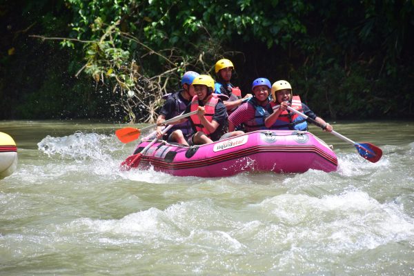 Kegiatan rafting yang diikuti Wika-PP Joint Operation