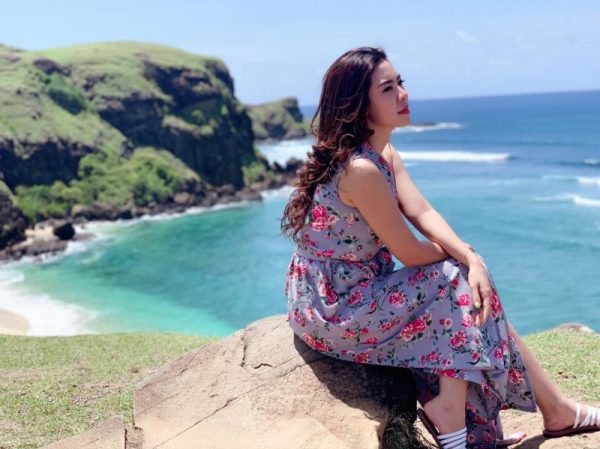 Bukit Merese Lombok (foto via jejakpiknik.com, IG @zzziiieee)