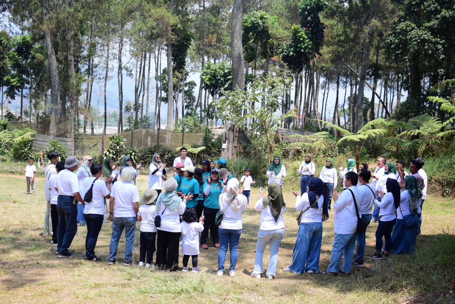 Family Gathering & Fun Games Team Building bersama Keluarga Besar Madsa'i di Kebon Pines Cikole