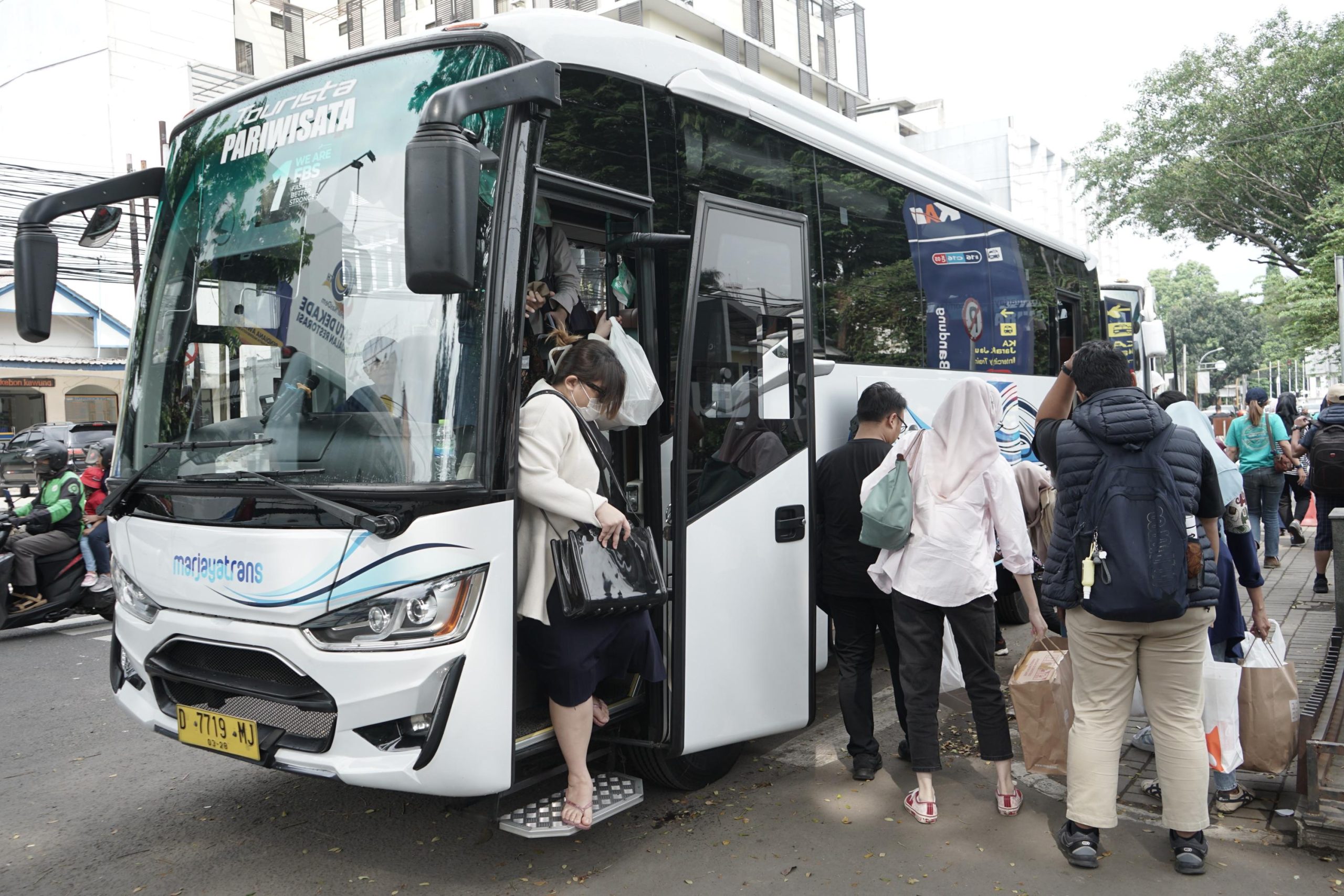 Dari Rental Kendaraan sampai Games Outbound, 1 Paket Solusi Wisata Bandung buat Kamu