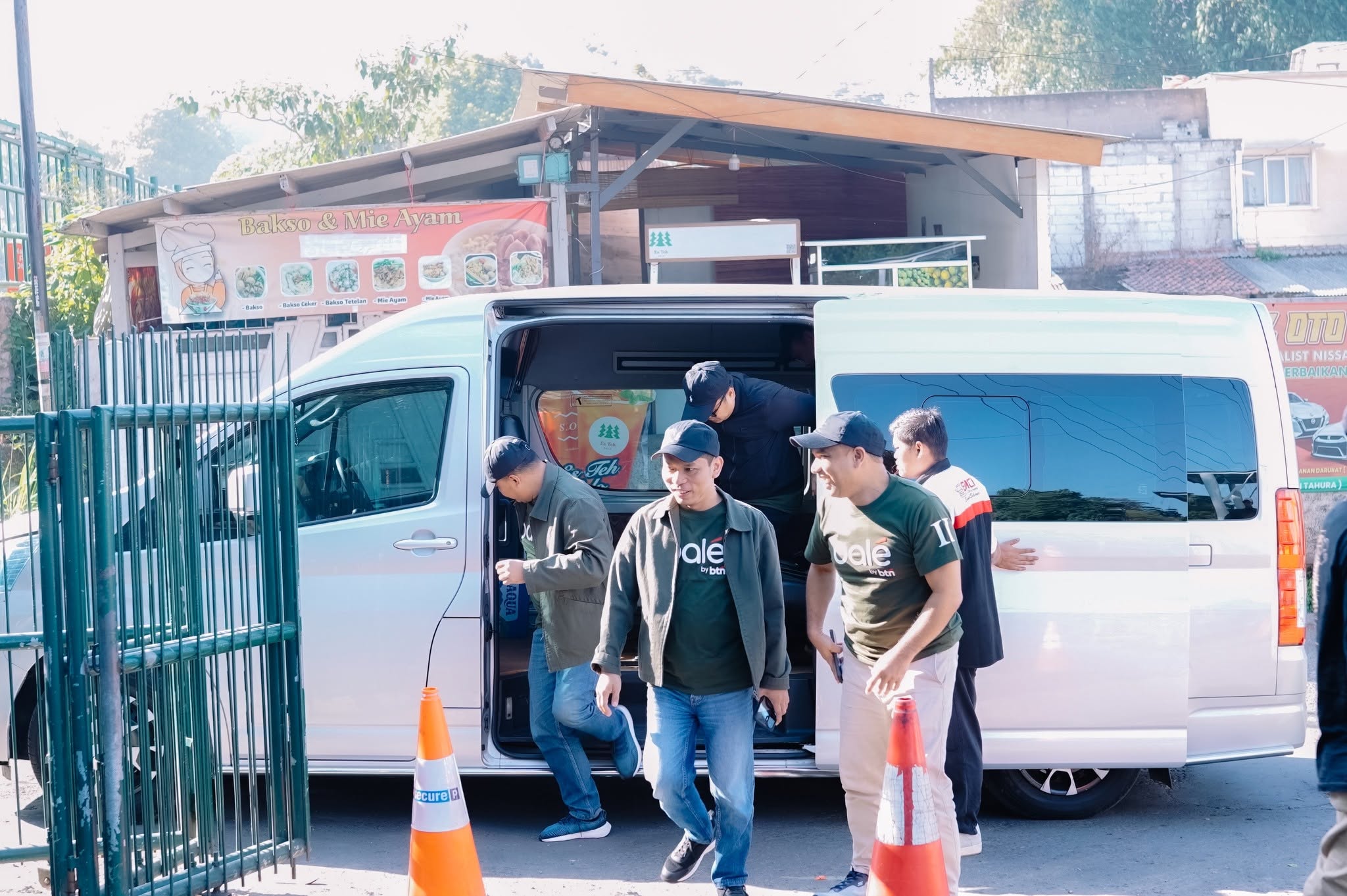 Sewa Hiace Bandung Murah, Jangan Sampai Harga Hemat Bikin Dompet Menjerit di Akhir Perjalanan