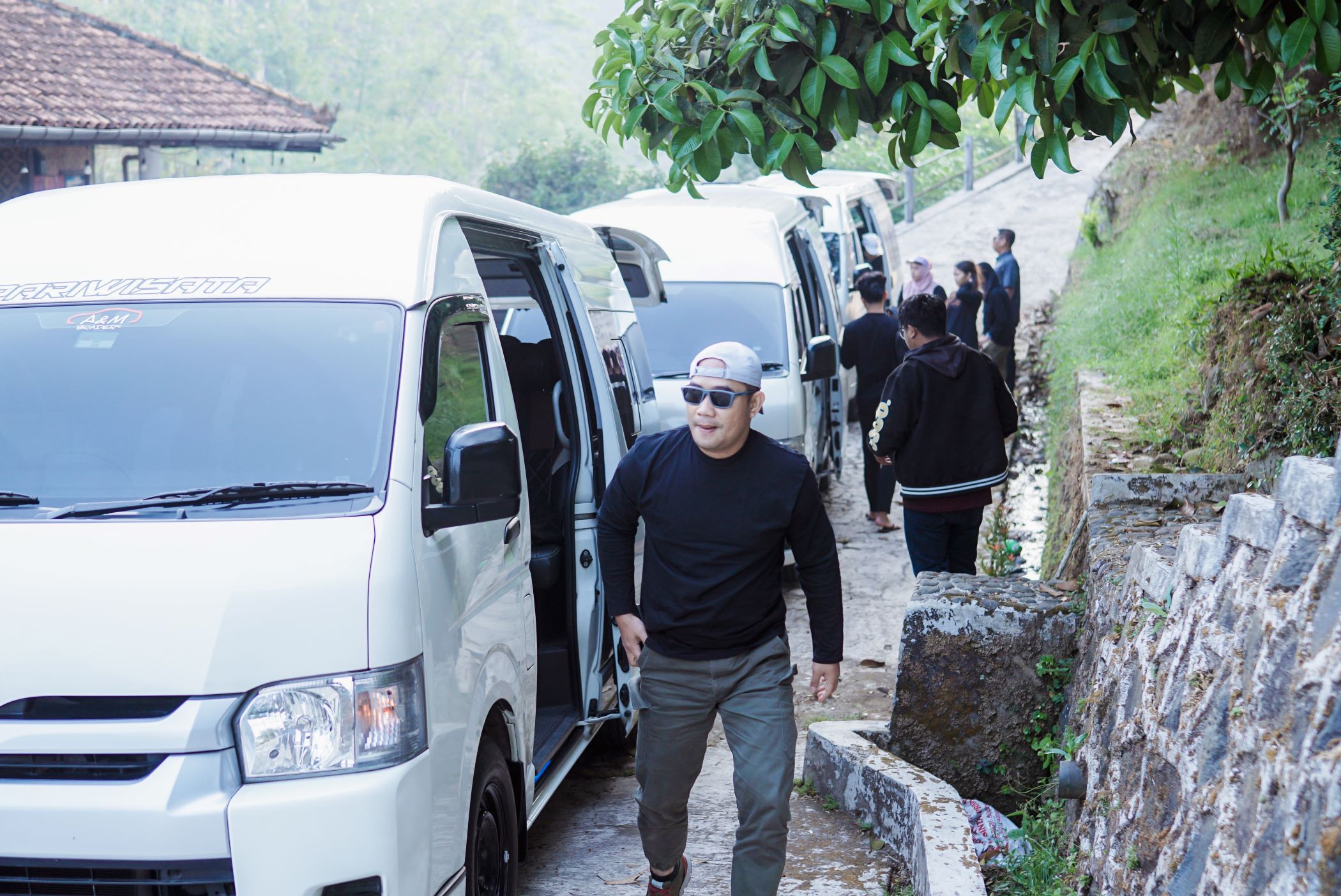 Sewa Hiace Premio Bandung, Mobil Rombongan yang Bikin Kursi Belakang Tak Lagi Jadi Zona Neraka