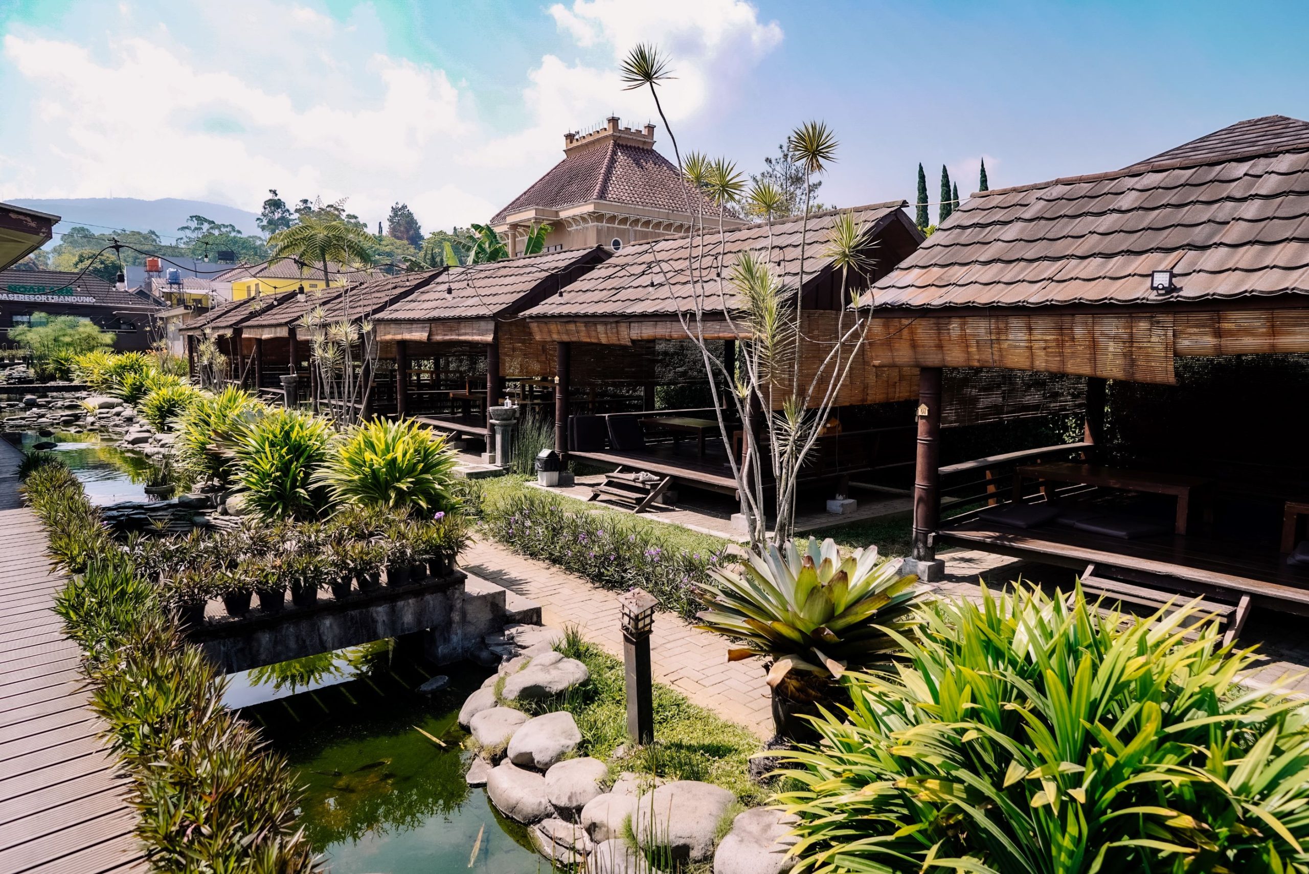 Oase Resort Bandung, Tempat Gathering Baru di Bandung yang Nature Banget, Jebar Jebur di Kolam Renangnya Seru!