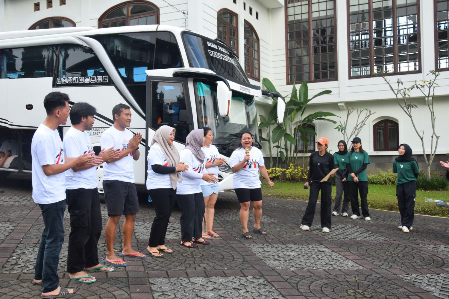 sewa bus pariwisata bandung